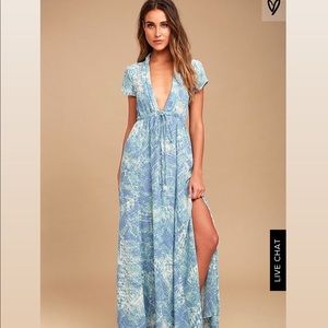 NEVER WORN Lulu’s Blue Print Maxi Dress